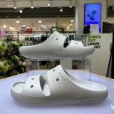 TOP7 여름 샌들 브랜드 추천 추천 모델 [크록스] 클래식 샌들 2.0 209403-1FT 엣모스피어